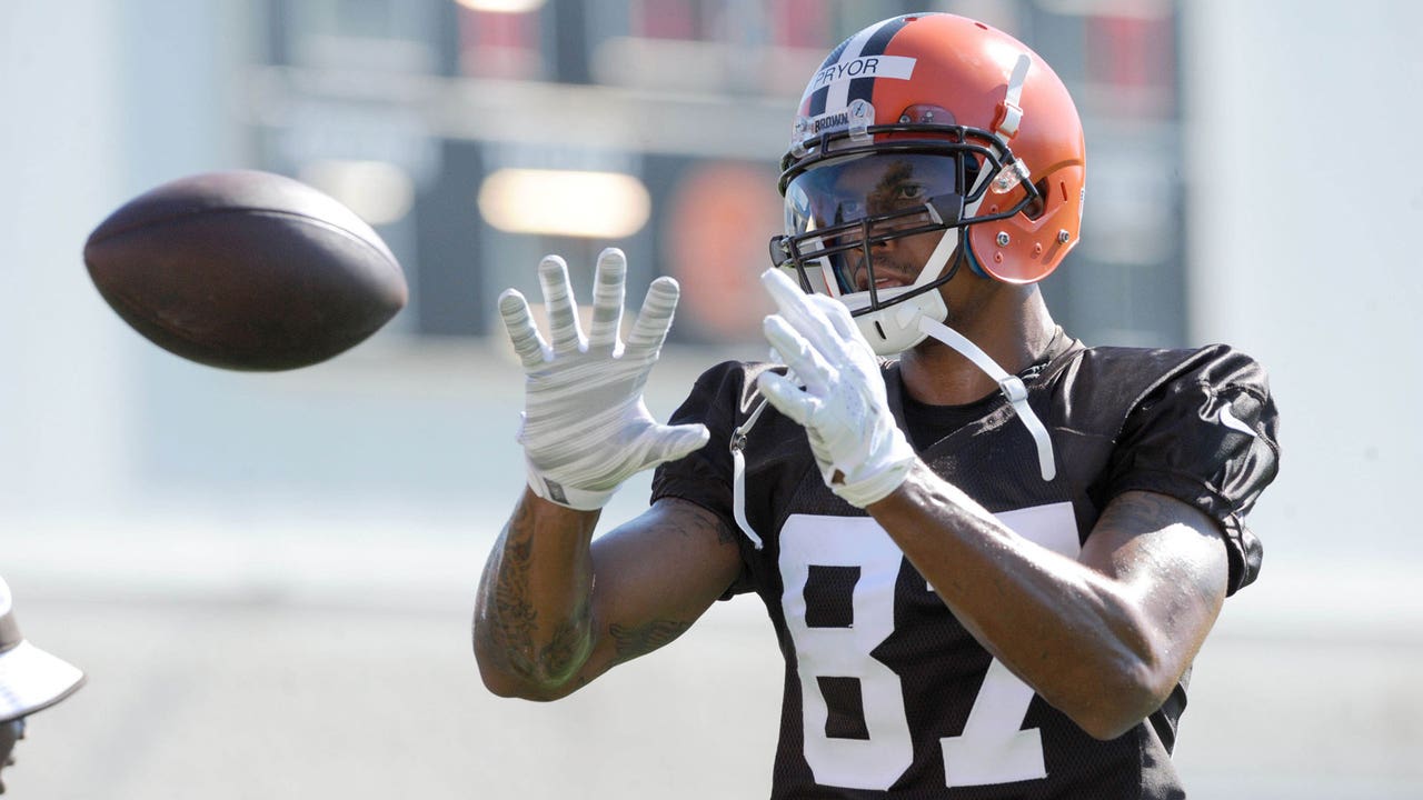 Pryor trying to catch on as wide receiver with Browns